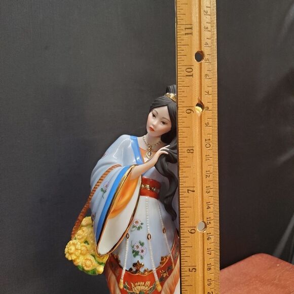 The Chrysanthemum Princess by Lena Liu Porcelain Figurine The Danbury Mint - Picture 7 of 8